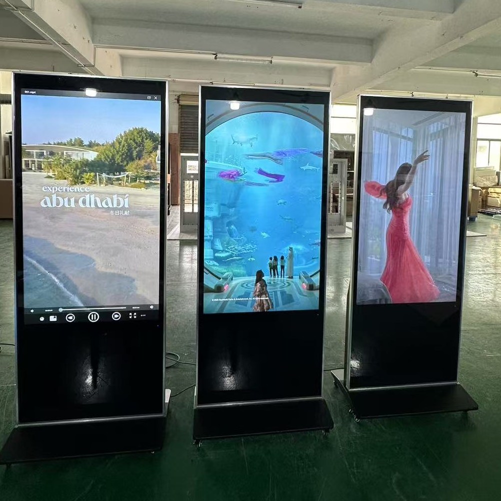 55 -palcový reklamný hráč v interiéri na podlahe